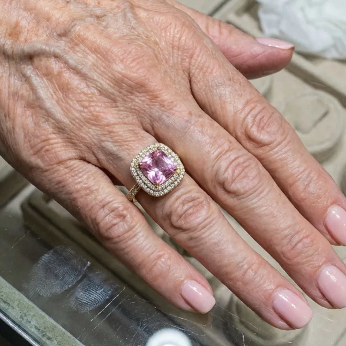 Ring med rosa safir i cushionslipning | Roséguld