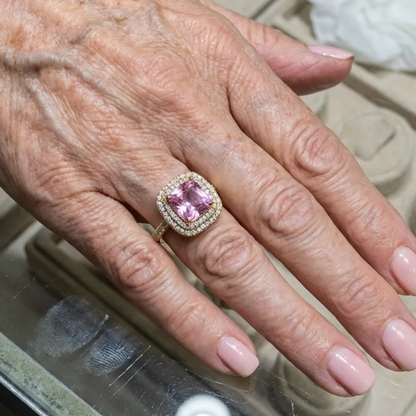 Ring med rosa safir i cushionslipning | Roséguld