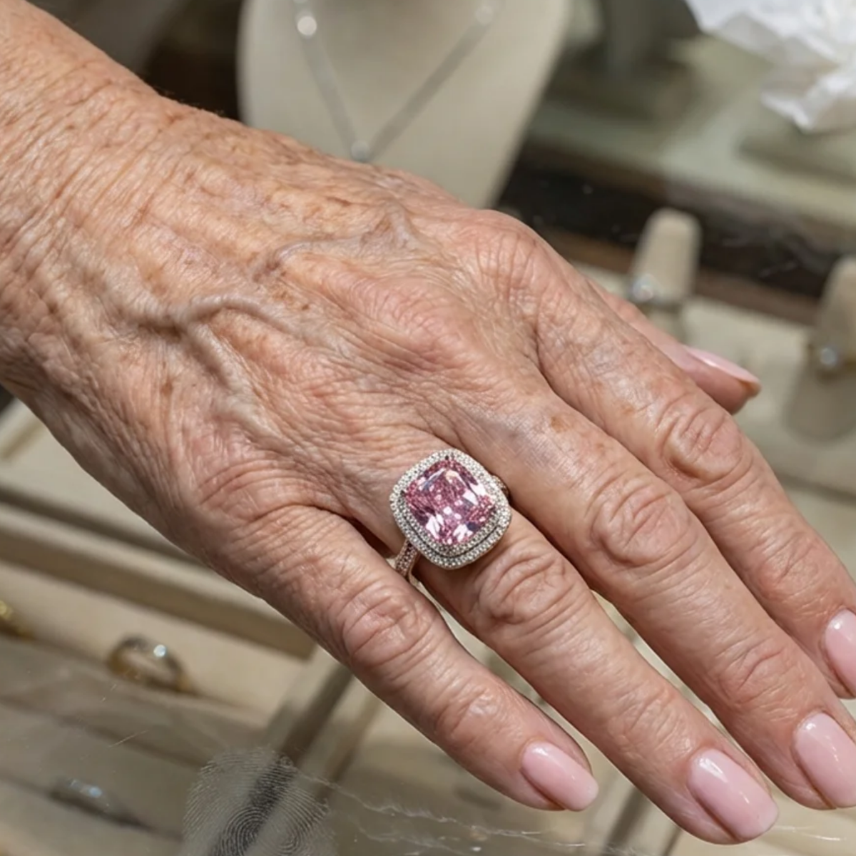 Ring med rosa safir i cushionslipning | Vitguld