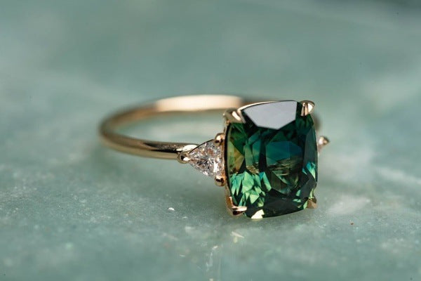 Vintage-inspirerad ring med grön ädelsten | Guld