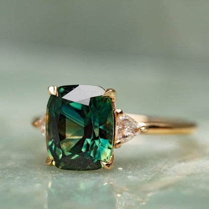 Vintage-inspirerad ring med grön ädelsten | Guld