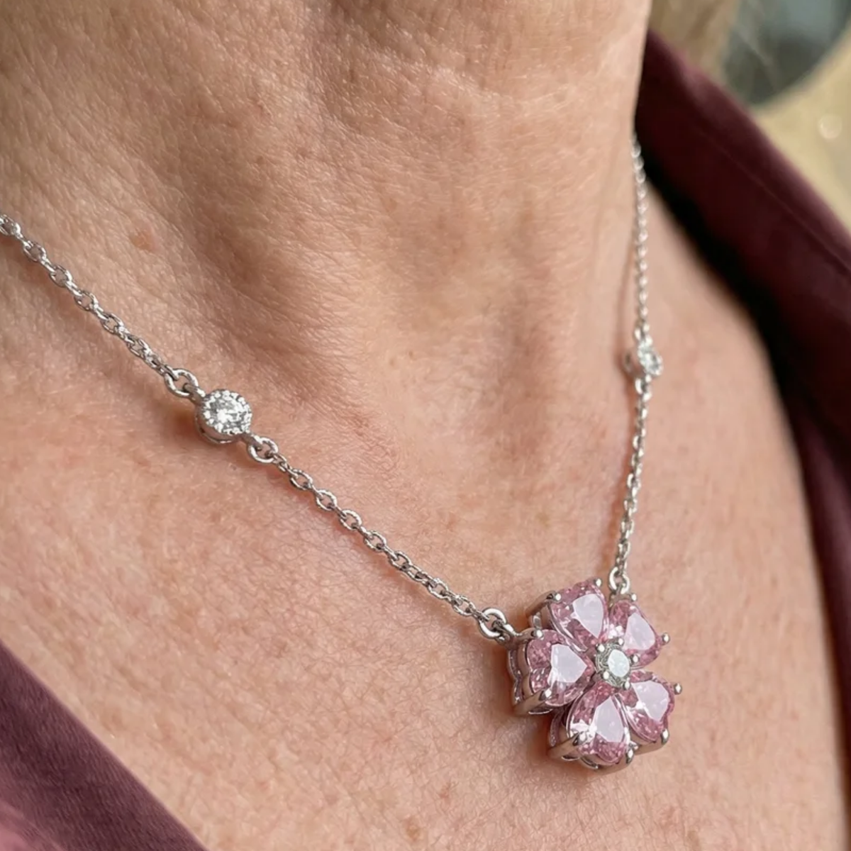 Petalglow blomhalsband | Vitguld