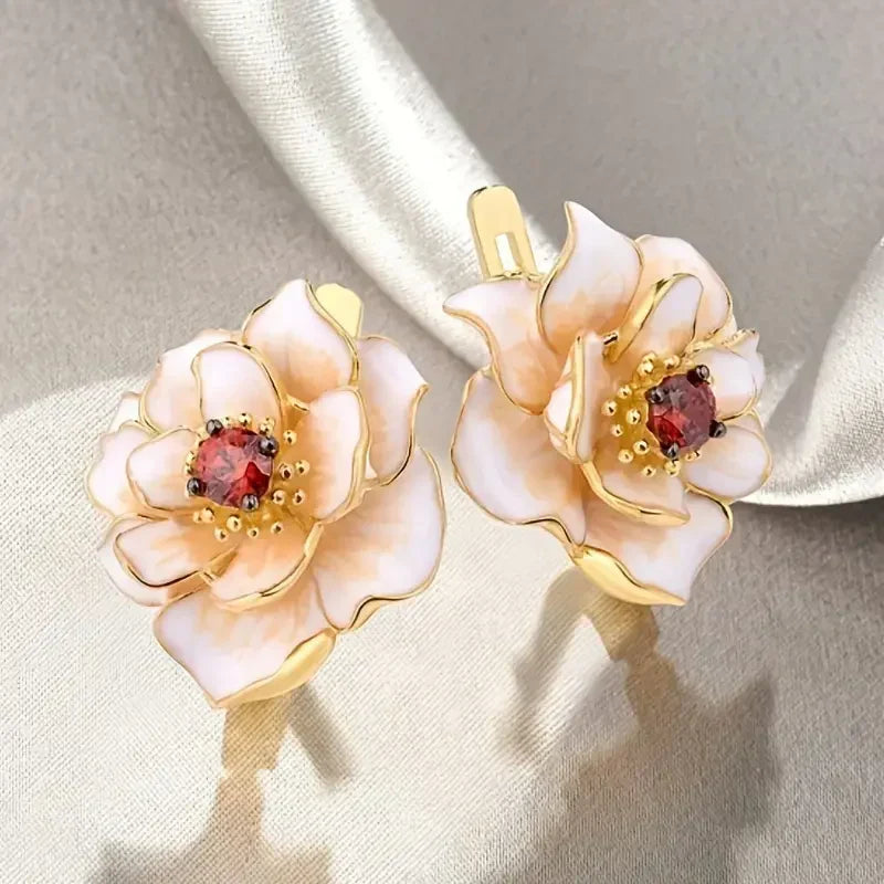 Örhängen med vit blomma och röd zirkonia | Guld