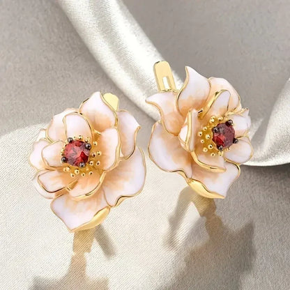 Örhängen med vit blomma och röd zirkonia | Guld