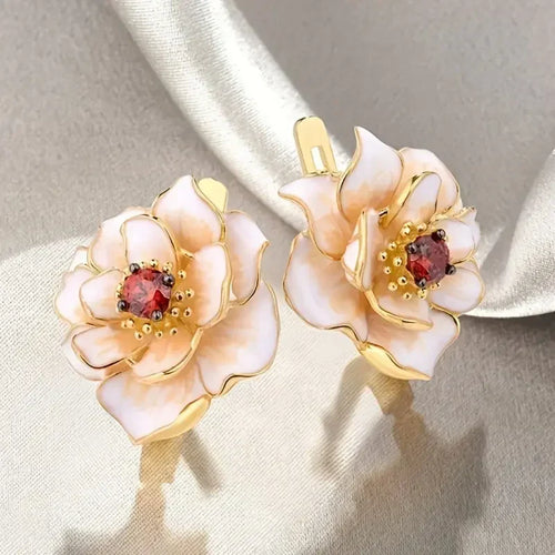 Örhängen med vit blomma och röd zirkonia | Guld